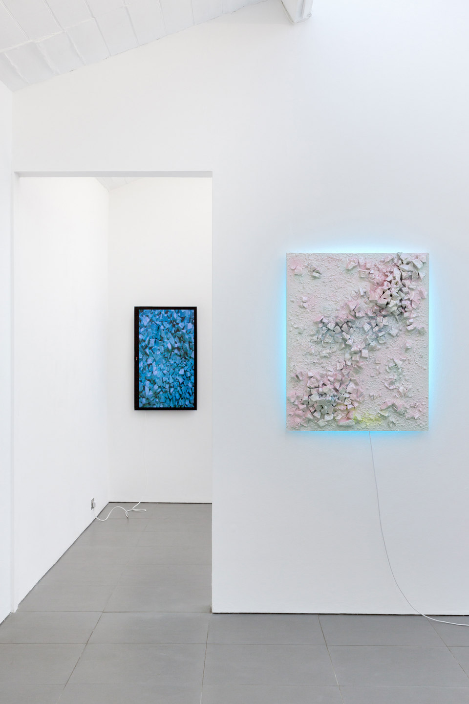 Adham Faramawy, left: Spa Day, 2013, video, duration: 9 minutes, right: Hi! I’m happy you’re here 1, 2014, plaster, jesmonite, spray paint, led light, (l. 100 cm x w. 80 cm), Cell Project Space, HYDRA, 2014