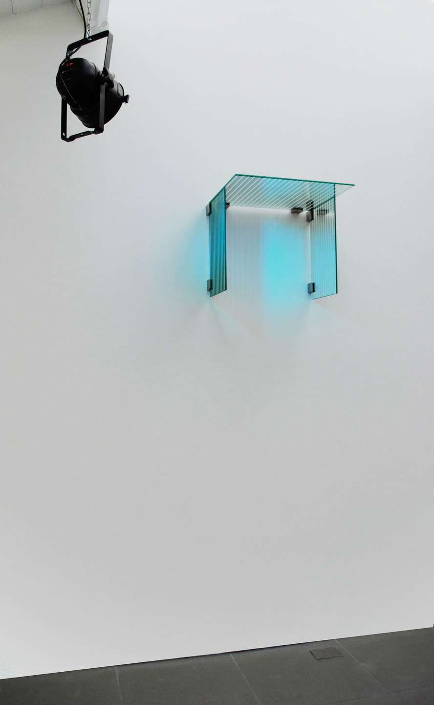 George Henry Longly, Traditional classic fade, 2009, laminated Venetian stripe mirrors (3 parts),fixings, (51 x 62 x 51 cm), Cell Project Space