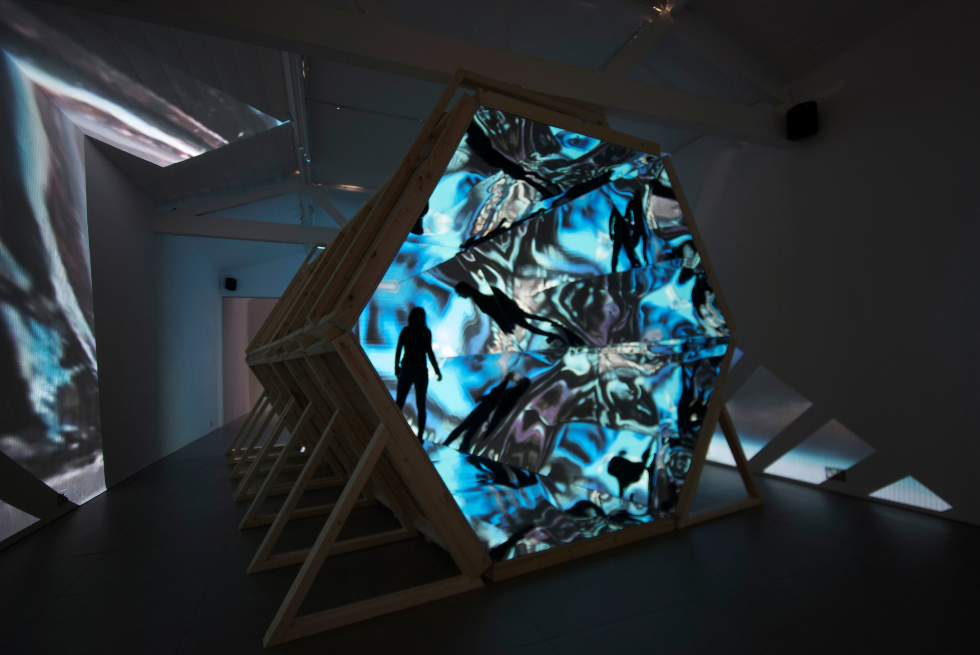 Laura Buckley, Fata Morgana, 2012, mixed media with 1/3 edition digital video, projection, duration 8:18 min, (l. 480 x w. 290 x h. 242 cm), Cell Project Space