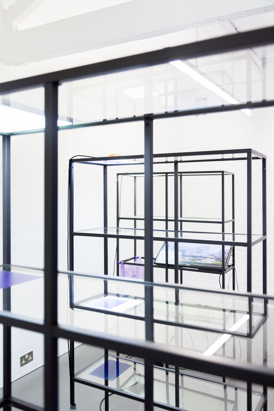 Yuri Pattison, Free Traveller, 2014, installation view (main gallery), Cell Project Space