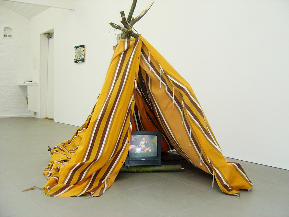 Jan Peters 'How I became a Cave Painter ñ Short Version', 2001, film transferred o DVD, 20:20 min, tent, wood